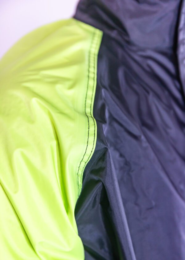 Capa de Chuva na cor Preto e Verde Fluorescente