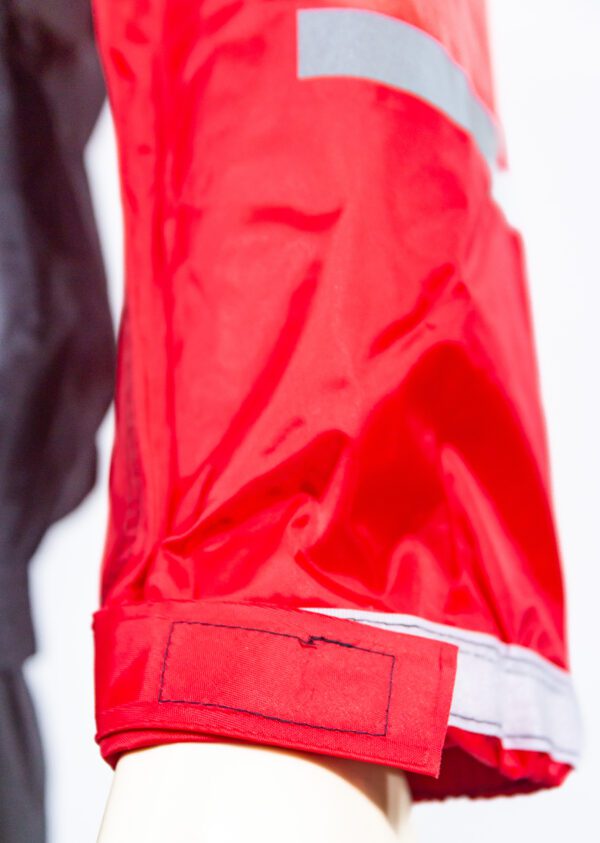 Capa de Chuva na cor Preto e Vermelho