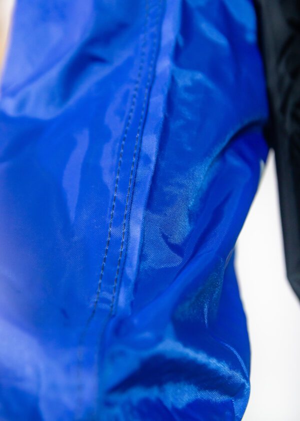 Capa de Chuva na cor Preto e Azul
